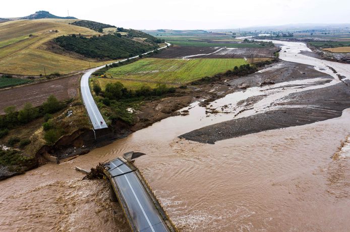 Een vernielde brug in een overstroomd gebied in Karditsa.