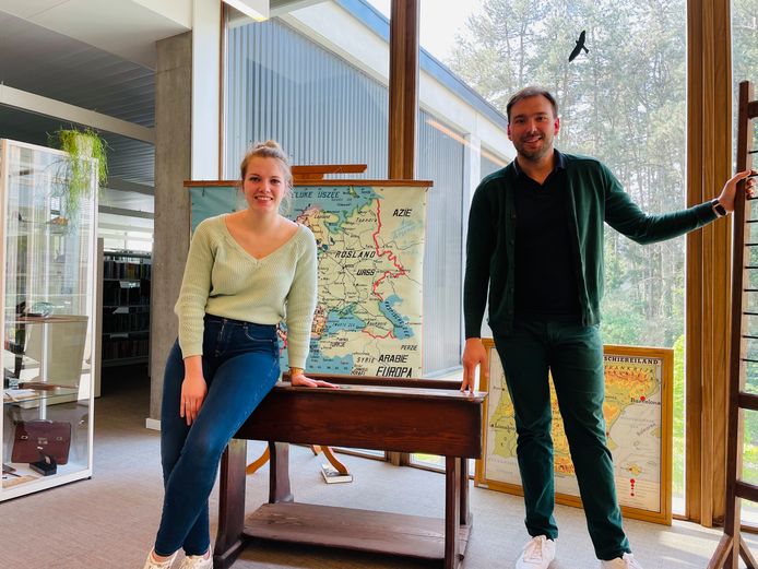 Foto: Schepen Soors en schepen Vangeel in een tentoongesteld klasje
