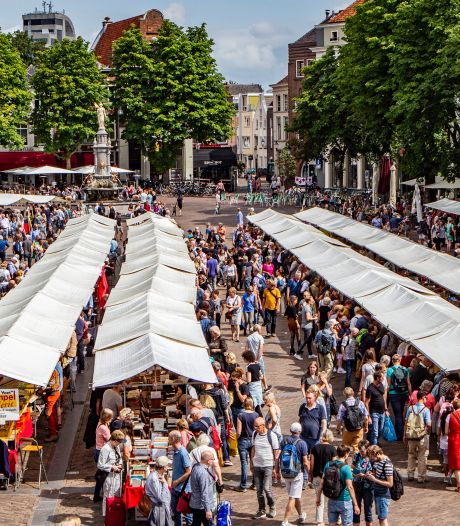 Deventer Boekenmarkt ‘uitgekleed’: 300 kramen minder en de Brink blijft leeg