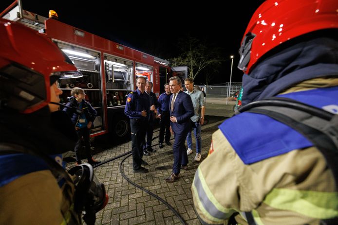 Ministers Harbers was maandagavond te gast in Dronten en nam ook een kijkje in de brandweerkazerne.