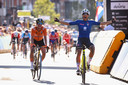 Marianne Vos (l) pakt zilver bij de wegrit op het WK, achter Elisa Balsamo.