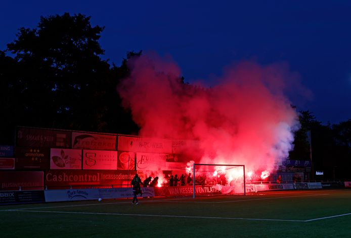 Supporters van Hercules vierden afgelopen woensdag in Maassluis een feestje waar zij het hoofdtoernooi van de KNVB beker bereikten. De Utrechtse ploeg lootte NAC.