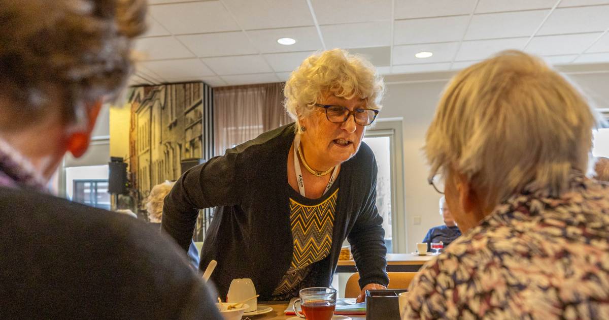 Tannie gaat bijna elke dag naar het zorgcentrum, al 45 jaar: ‘Ik wil die mensen uit de kamers hebben