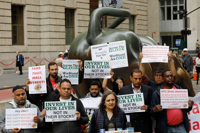 Uber-chauffeurs protesteren bij het standbeeld Charging Bull aan de ingang van Wall Street Stock Exchange.