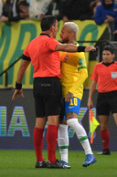 Neymar en arbiter Roberto Tobar.
