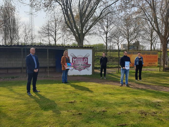 Mulo Honk- en Softbal in Helmond heeft de certificaten ‘Gezonde Kantine’ 'Rookvrij Sportpark' gekregen.