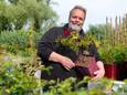 Hans van Hage van biologische rozenkwekerij De Bierkreek in IJzendijke, dat de eer te beurt viel om het 110 jaar oude rosarium van het Haagse Vredespaleis opnieuw te beplanten.