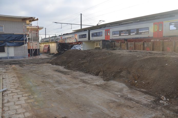 De NMBS heeft intussen de grote werken aangevat voor de vernieuwing van het station van Denderleeuw.