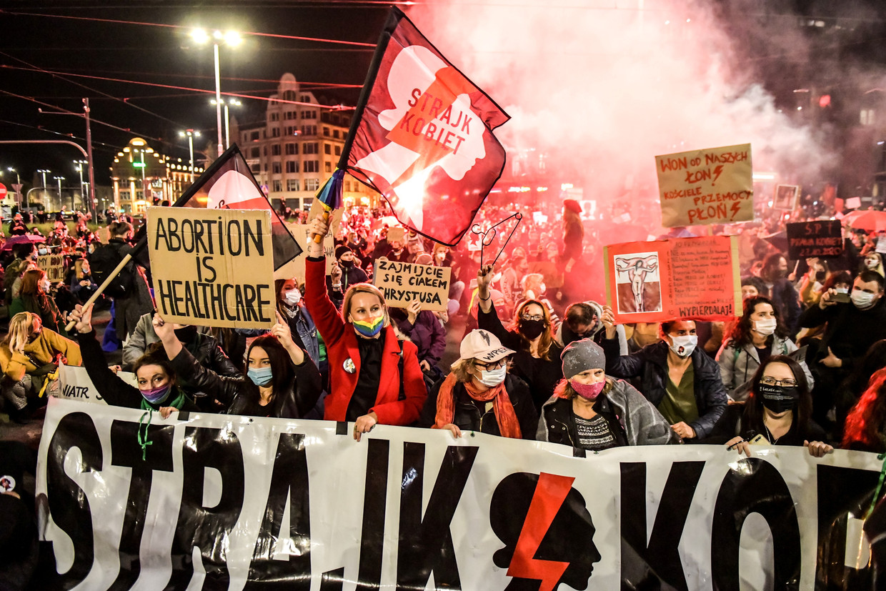 De Poolse regering heeft via het Constitutioneel Hof abortus zo goed als verboden. Mensen gingen massaal de straat op om tegen deze uitspraak te demonstreren.   Beeld REUTERS