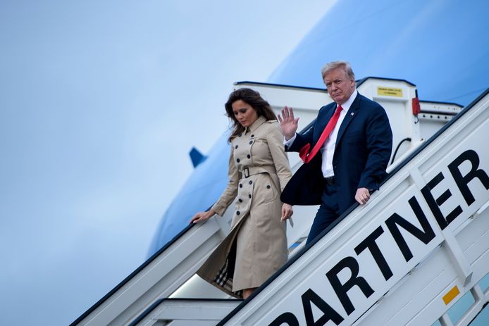 Donald Trump en zijn vrouw Melania stappen uit in Melsbroek.