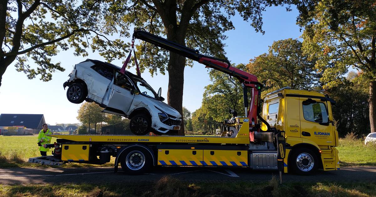 Autos ongeluk Heelweg total loss en afgevoerd, politie helpt met opruimen van wrakstukken.