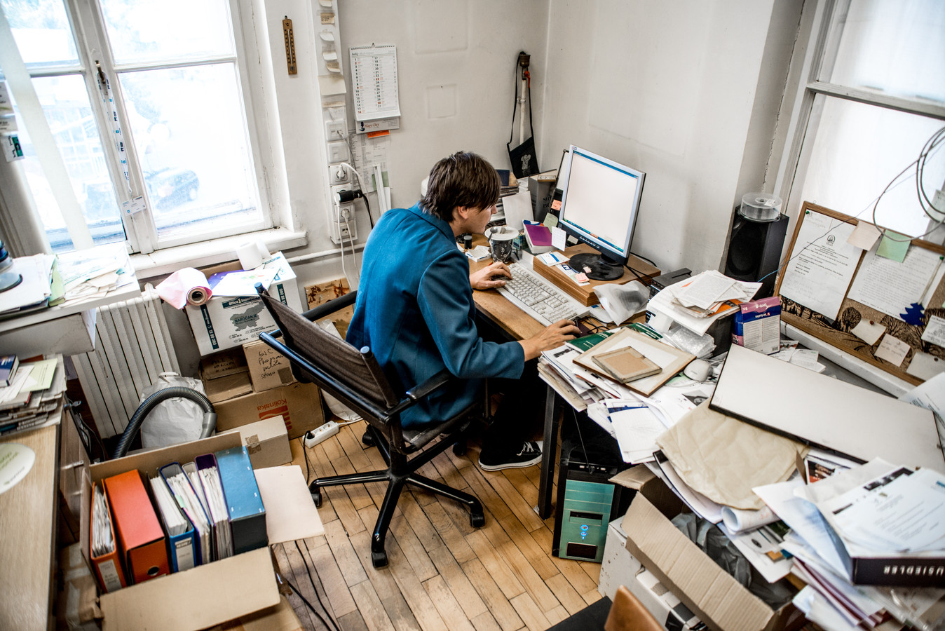 Оператор оф дозер. Офисный работник 90х мужчина. Peter work worked is working. Лупа для чтения. Офис с сотрудниками.