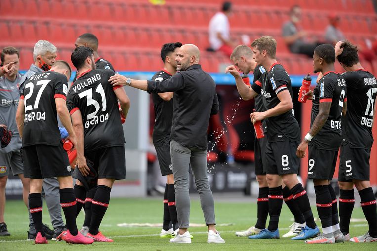 Peter Bosz spreekt zijn spelers toe tijdens de wedstrijd tegen Mainz 05 (1-0), afgelopen zaterdag. Beeld BSR Agency