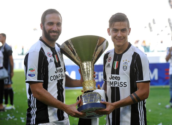 Het Argentijnse koningskoppel van Juventus: Gonzalo Higuain (l) en Paulo Dybala.