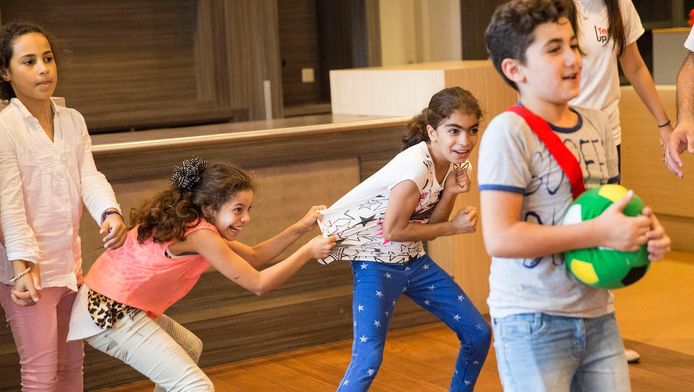 Vluchtelingenkinderen spelen trefbal in TeamUp.