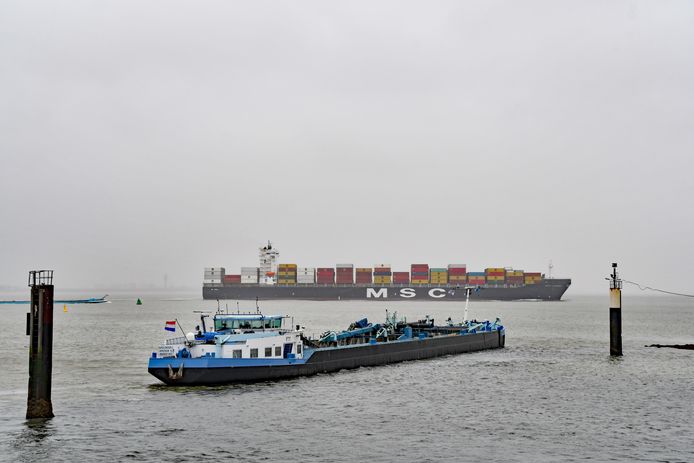 Het blauwe baggerschip was onlangs bezig om de vaargeul dieper te maken, voor de met zand gevulde schepen die gaan aanmeren voor het project Waterzande.