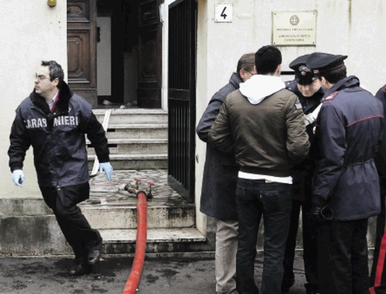 Een politieman verlaat de Griekse ambassade in Rome, nadat een bom onschadelijk was gemaakt. (FOTO REUTERS ) Beeld REUTERS