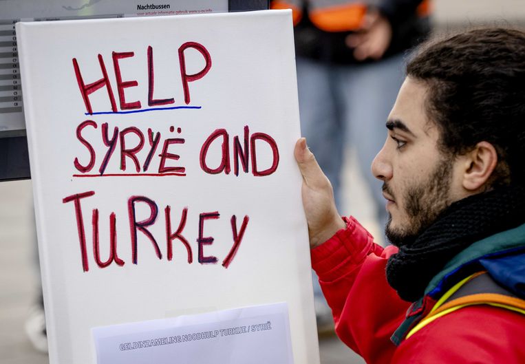 Lokale vrijwilligers zamelen geld in voor de slachtoffers van de aardbevingen in Turkije en Syrie in Utrecht. Giro555 ondersteunt met een bus lokale hulpacties.  Beeld ANP
