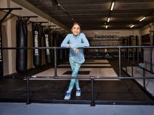 14-jarige Amira kickbokste met Maxima en werd zes keer wereldkampioen, maar blijft vooral zichzelf
