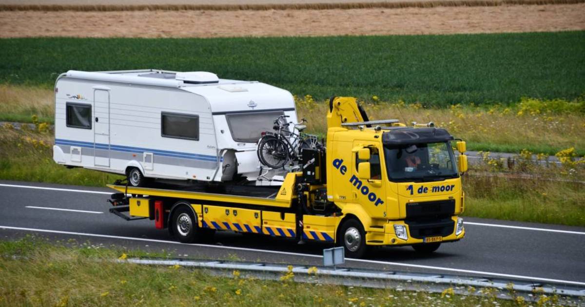 Caravan raakt los van auto op A58 bij Lewedorp