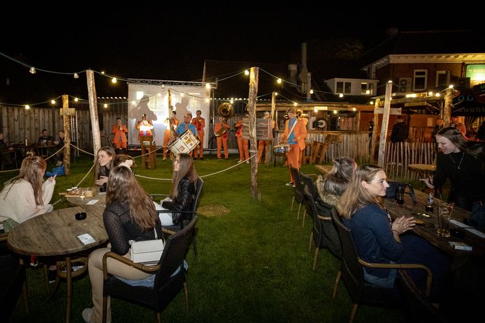 Het afgelopen jaar werd een alternatieve Bruisend Nijverdal gehouden met minder mensen in de cafés maar toch hoop op gezelligheid.