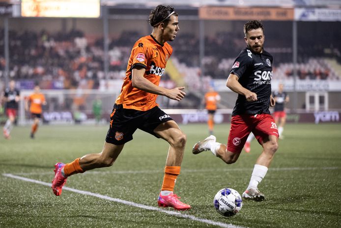 Denso Kasius aan de bal tegen Almere City