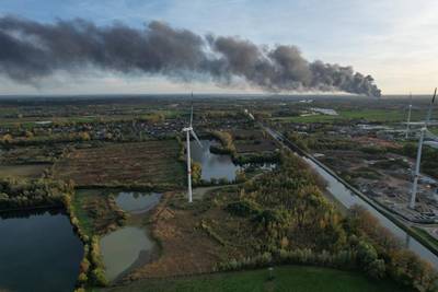 Zware brand op industrieterrein in Smeermaas
