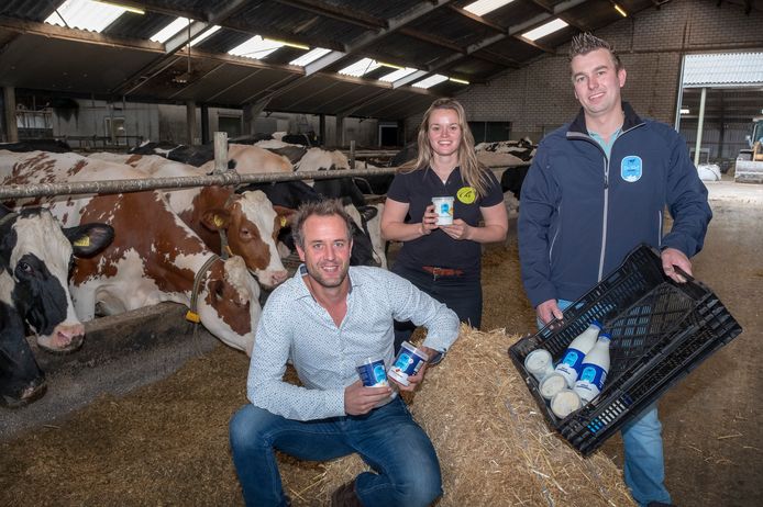 De initiatiefnemers Robert Hermens en Tessa Hermanussen met boer Joris Cremers (v.l.n.r.).