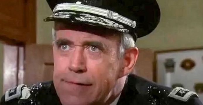 De Canadese acteur George R. Robertson, vooral bekend als politiecommissaris Henry Hurst in de Police Academy-films