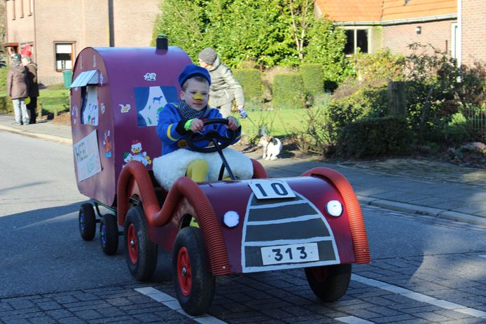 Optocht in Moerstraten.