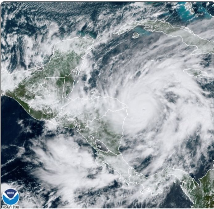 Een satelliet beeld van orkaan Eta.