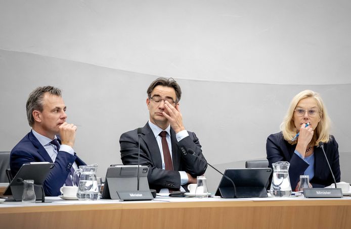 Minister Mark Harbers (l) van Infrastructuur en minister Sigrid Kaag van Financiën (r) tijdens een wetgevingsoverleg met de Tweede Kamer over de aankoop van nieuwe aandelen Air France-KLM.