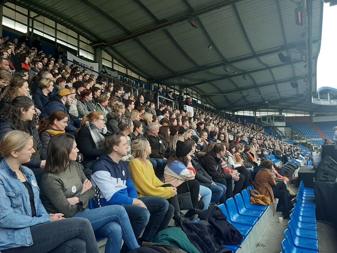 Volle bak op de tribune in het Koning Willem II Stadio