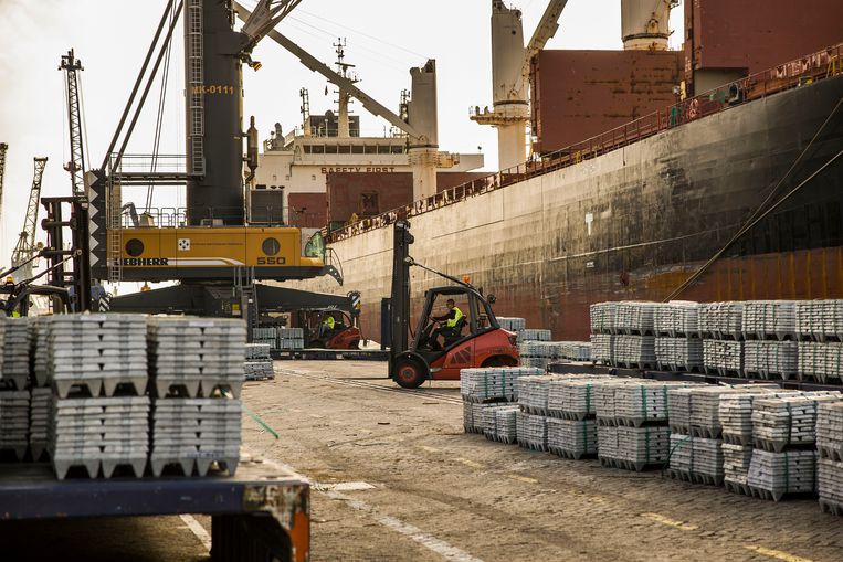 De haven van Rotterdam. De terminals in Rotterdam zijn beter afgesloten dan in Antwerpen en de controle van containers gebeurt op de terminal zelf.

 Beeld Arie Kievit