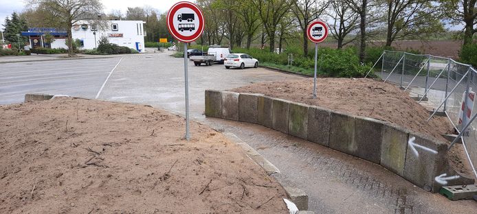 De sluis is smal en er zit een bochtje in.