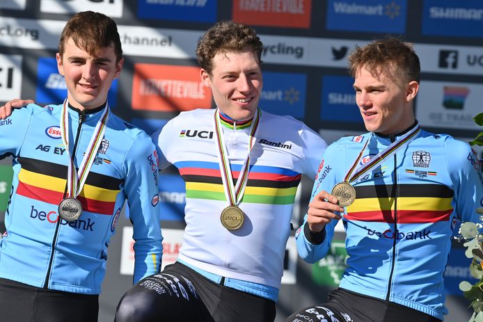 Emiel Verstrynge (links) op het podium met  Joran Wyseure (midden) en Thibau Nys.