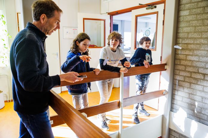 Raffa, Niek en Kasper (van links naar rechts) kijken hoe hun monocopters het doen.