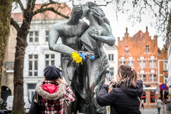 Leerlingen van de Academie hangen de stad vol werkjes in de Oekraïense kleuren.