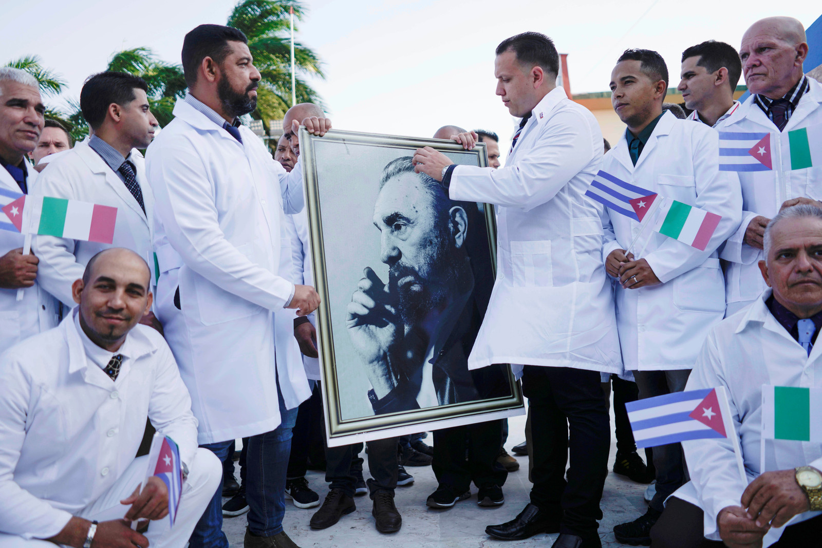 Cubaanse dokters nemen afscheid in Havana, voordat ze op coronamissie gaan naar Italië.  Beeld REUTERS