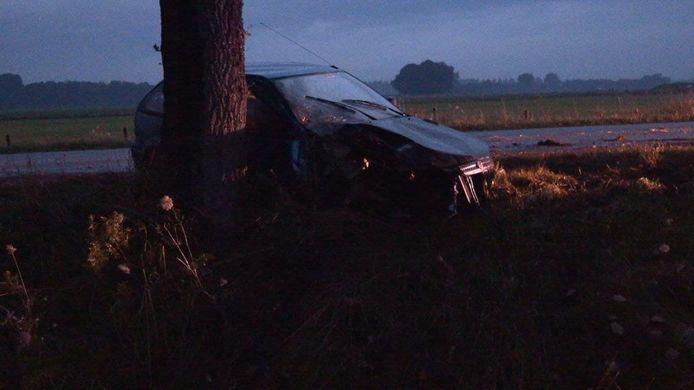 Op de Misterweg-N318 is een bestuurster van de weg geraakt en tegen een boom tot stilstand gekomen.