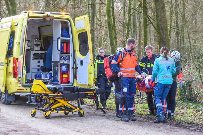 Hulpdiensten tillen de gewonde mountainbiker uit het bos langs de Oude Oosterbeekseweg in Doorwerth.