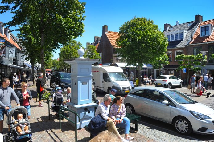 Stadsraad en ondernemersvereniging willen een autoluw centrum zodat er zonder problemen geflaneerd kan worden in Domburg.