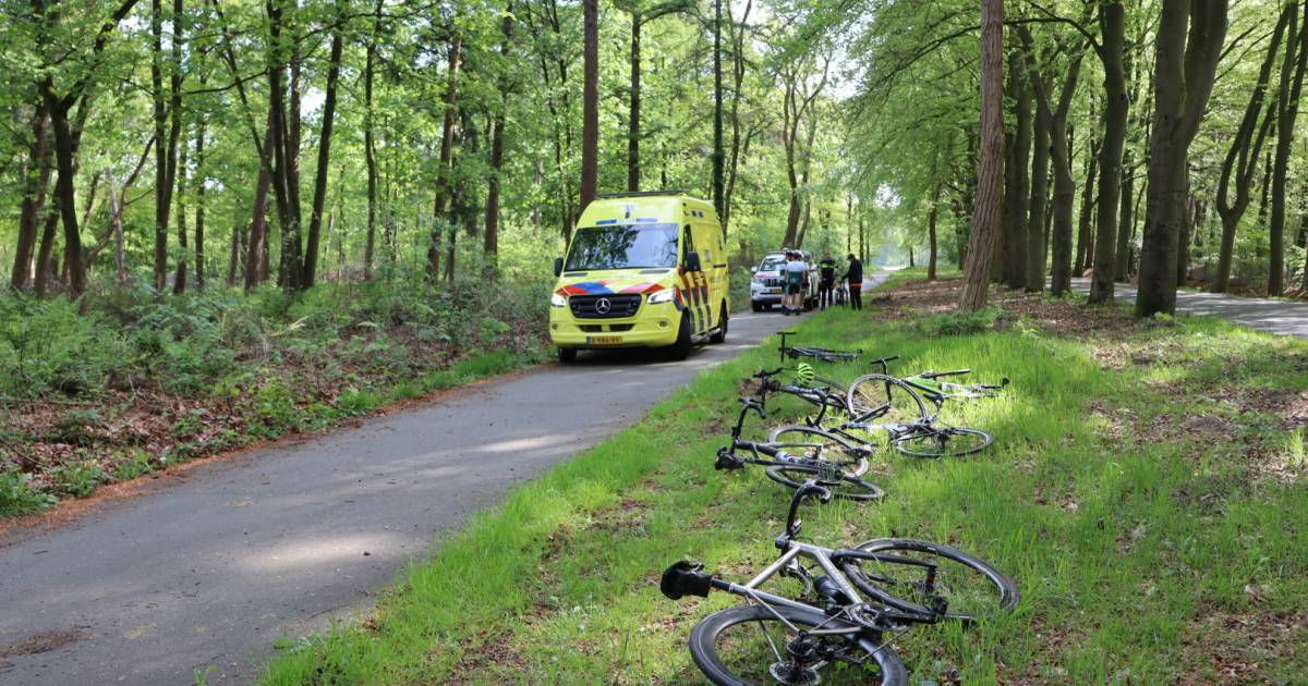 Fietser komt in botsing met groepje wielrenners in Loon op Zand en moet daarna mee naar het bureau.