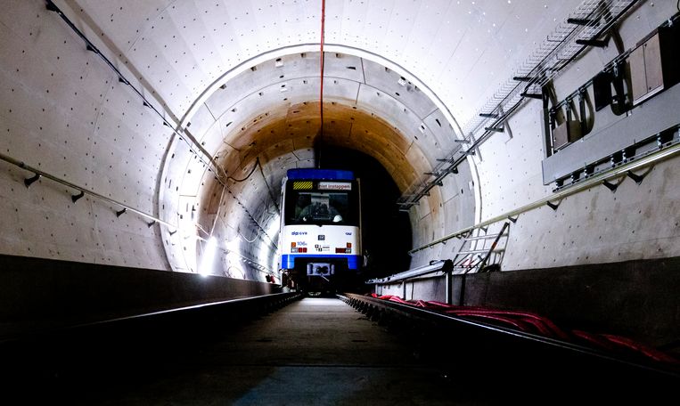 Een metro rijdt tijdens een van de testfases door de tunnel van de Noord-Zuidlijn.  Beeld ANP