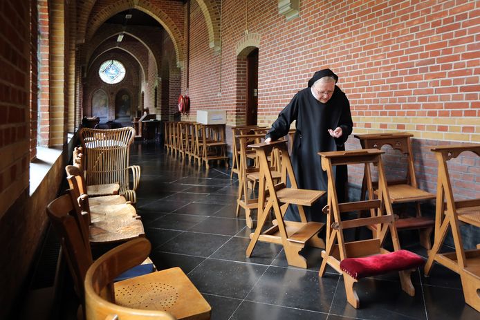 De benedictinessen van de Onze-Lieve-Vrouweabdij verkopen vanwege een grote verbouwing overtollige meubels en spullen. In één van de nu volgestouwde kloostergangen zet Zuster Lydia Nijhuis de stoelen klaar voor de verkoop.