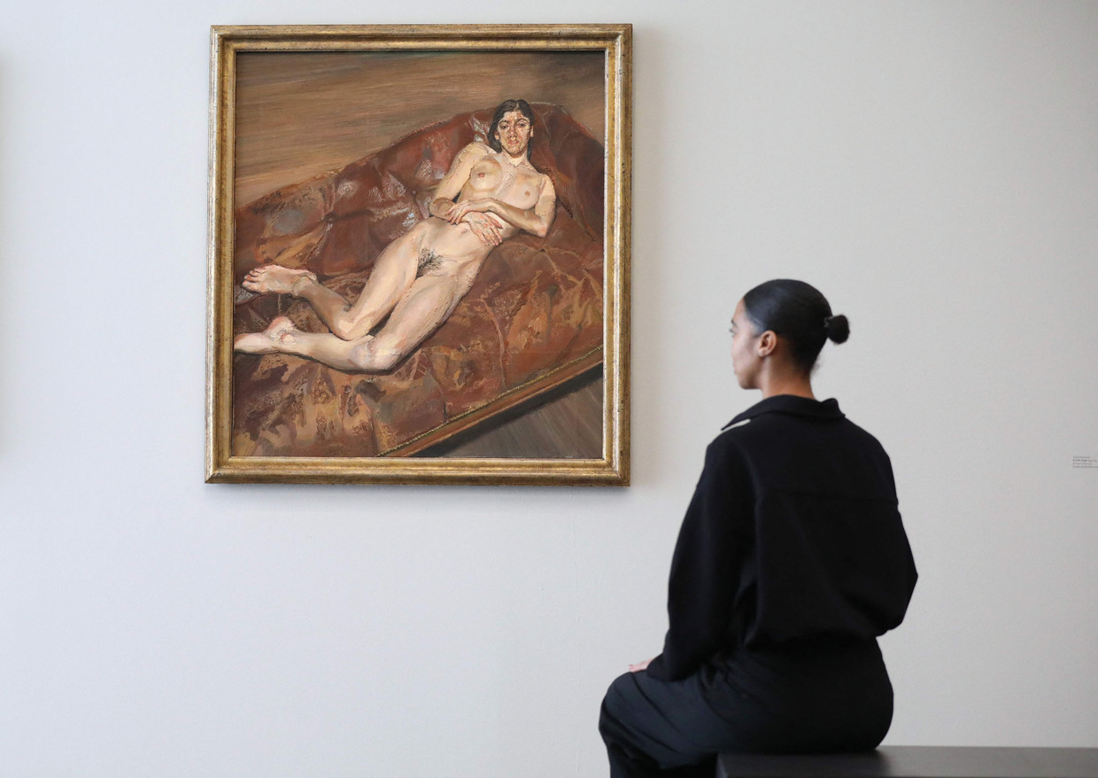 'Naked Portrait on a Red Sofa' van Lucian Freud, geëxposeerd in de tentoonstelling 'Friends and Relations: Lucian Freud, Francis Bacon, Frank Auerbach, Michael Andrews' in de Londense Gagosian Gallery.  Beeld AFP