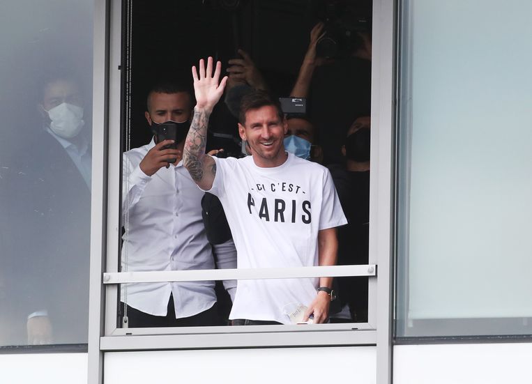 Messi zwaaide naar de uitzinnige fans nadat hij aankwam in Parijs. Beeld REUTERS