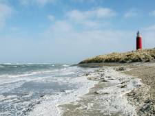 Drijfzand op Texel, twee wandelaars diep weggezakt