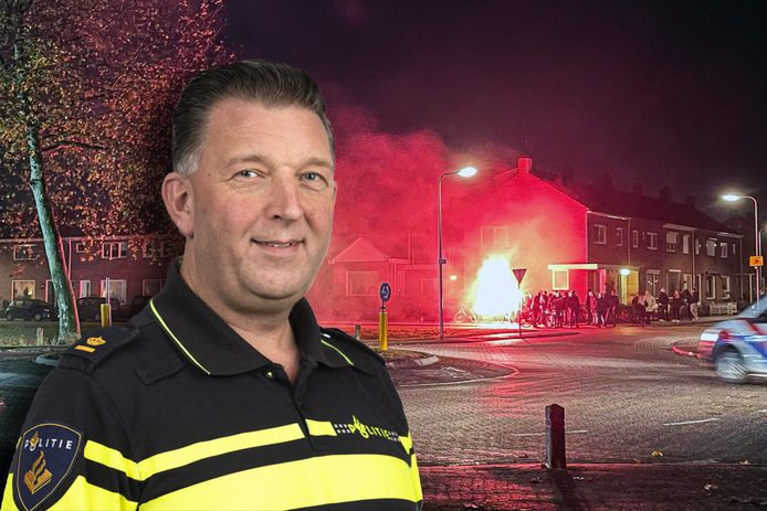Politiechef Tom Nauta, met op de achtergrond vuurwerk dat wordt afgestoken bij de rotonde aan de Akkers op Urk.