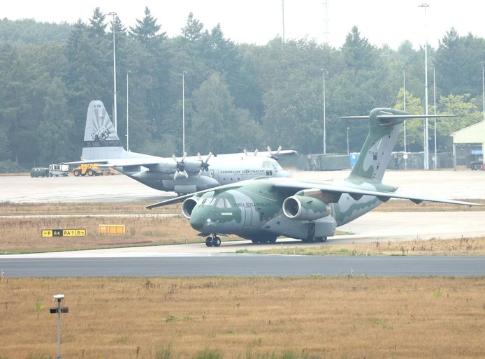 De Embraer C-390 is tot en met woensdag te gast op Vlilegbasis Eindhoven. Op de achtergrond een Hercules C-130.